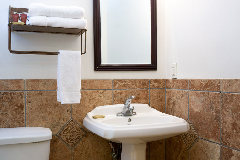 Bathroom 4, The Shores Inn and Beach Houses, Ventura