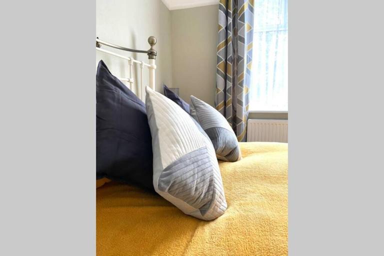 Bedroom 2, Spacious 2 Bed APT sleeps 4 near Bournemouth Beach, Bournemouth