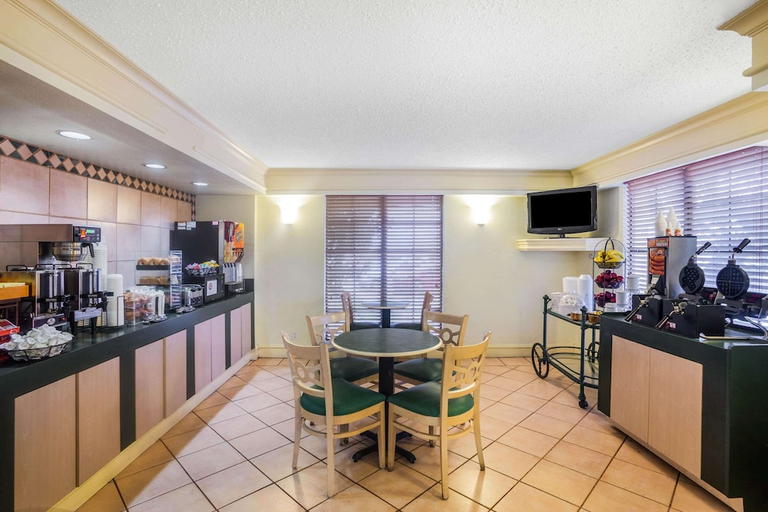 Food & Drinks 4, Super 8 by Wyndham Eagle Pass, Maverick