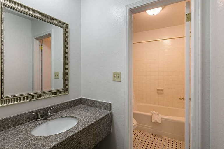 Bathroom 3, Rodeway Inn & Suites Enterprise, Coffee