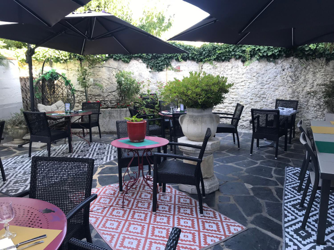 Food & Drinks 4, Hotel Le Crist Al, Front de mer, chambres climatisees et son studio non climatise, proche du centre , Charente-Maritime