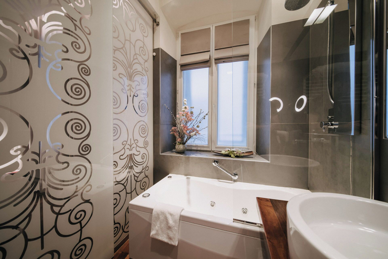 Bathroom 5, Hotel Vis a Vis, Trieste