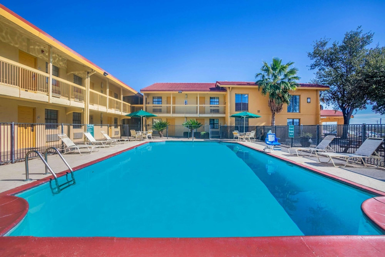 Sport & Beauty, Super 8 by Wyndham Eagle Pass, Maverick