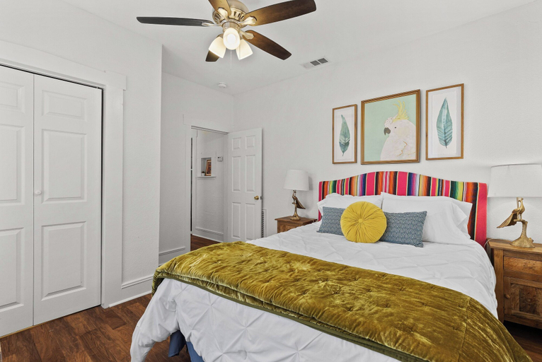 Bedroom 2, Gorgeous Artistic Fully Fenced Home Near Downtown, Bexar