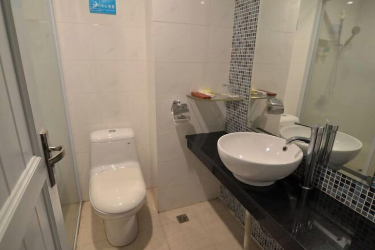 Bathroom 3, Feilong Holiday Hotel, Yunfu