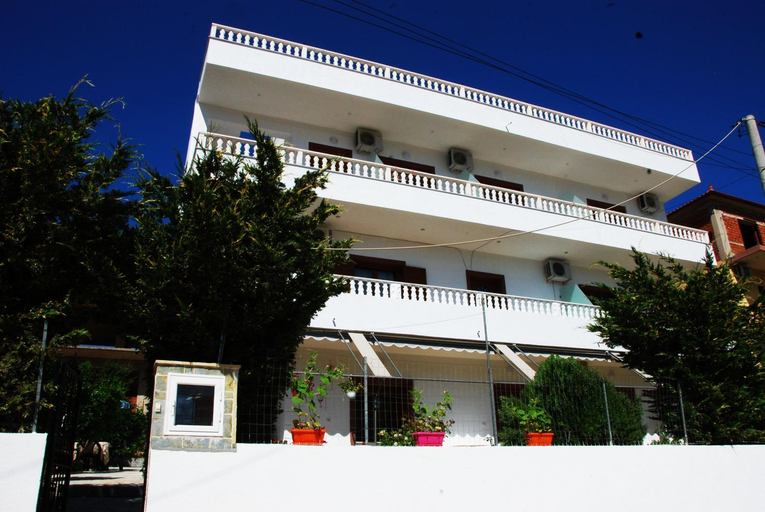 Others 5, Vila Renato, Sarandës