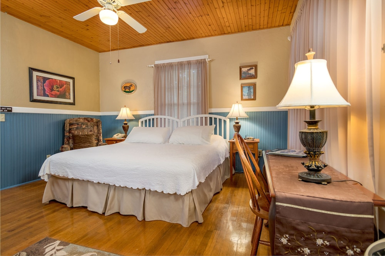 Bedroom 2, Highland Lake Inn & Resort, Henderson