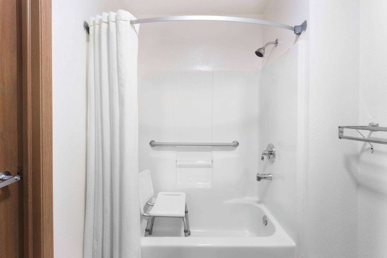Bathroom 5, Super 8 by Wyndham Yorkville, Kendall
