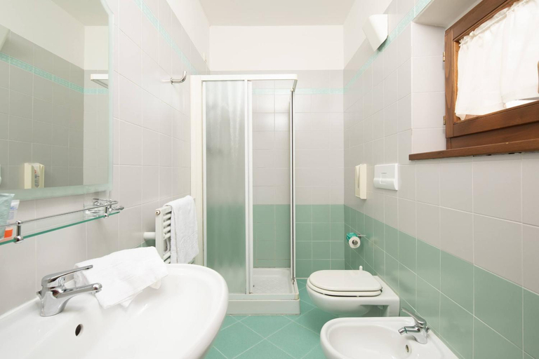 Bathroom 2, Villa le Greti 16 by VacaVilla, Arezzo