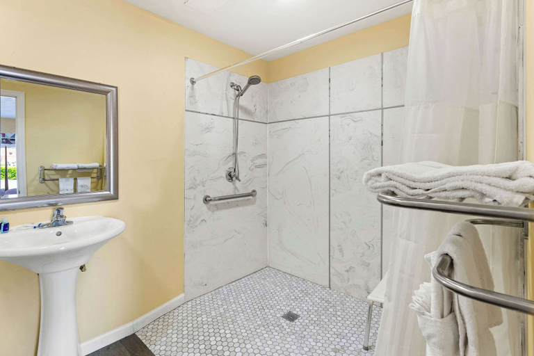 Bathroom 4, Rodeway Inn, Calhoun