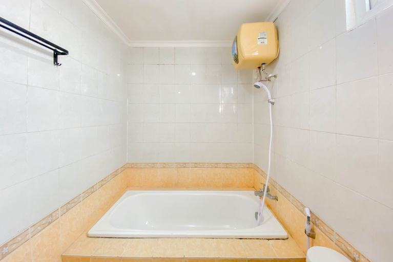 Bathroom 5, Restful Studio Grand Palace Kemayoran Apartment By Travelio, Central Jakarta