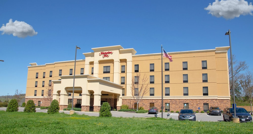 Exterior & Views 2, Hampton Inn Fayetteville, Lincoln