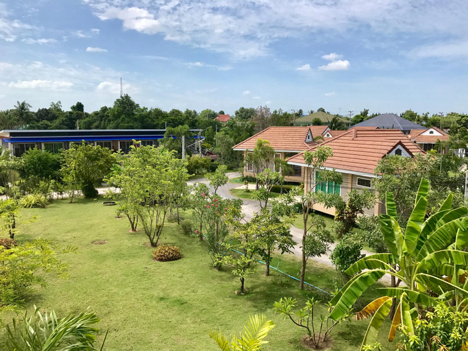 Exterior & Views 9