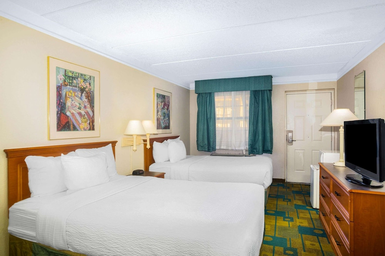 Bedroom 2, Super 8 by Wyndham Eagle Pass, Maverick