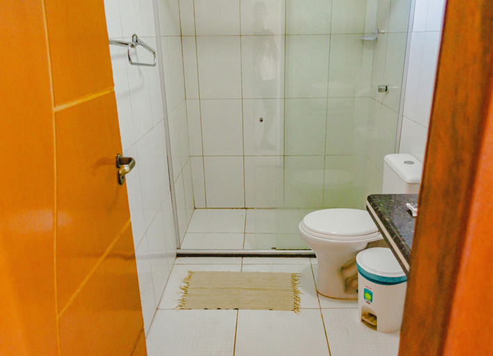 Bathroom 3, Oasis Hotel, Santa Cruz Cabrália