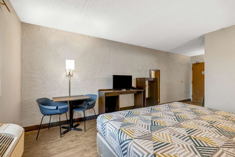Bedroom 2, Motel6 Elk Grove Village Il O Hare, Cook