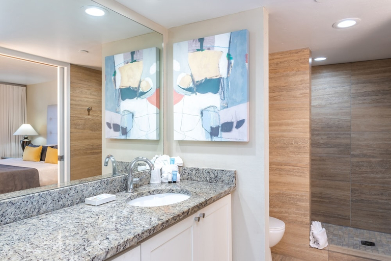 Bathroom 5, DiamondHead Beach Resort & Spa, Lee