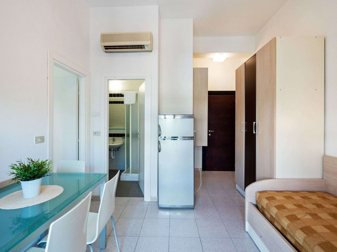 Others 5, Alluring Apartment in Rimini With Balcony, Rimini