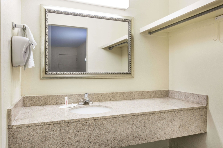 Bathroom 5, Motel6 Forsyth, GA – Tift College, Monroe