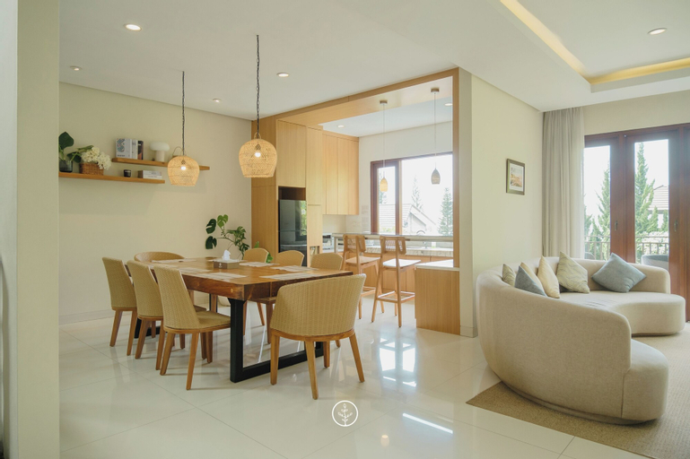 BreezeBlows City View 5BR with Pool + Familly Room, Bandung