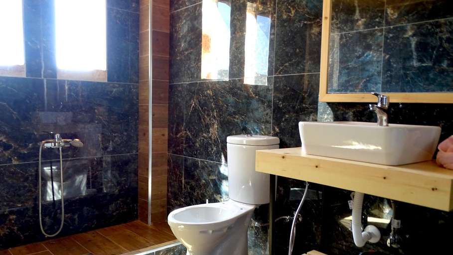 Bathroom 4, Limni Resort, Sarandës