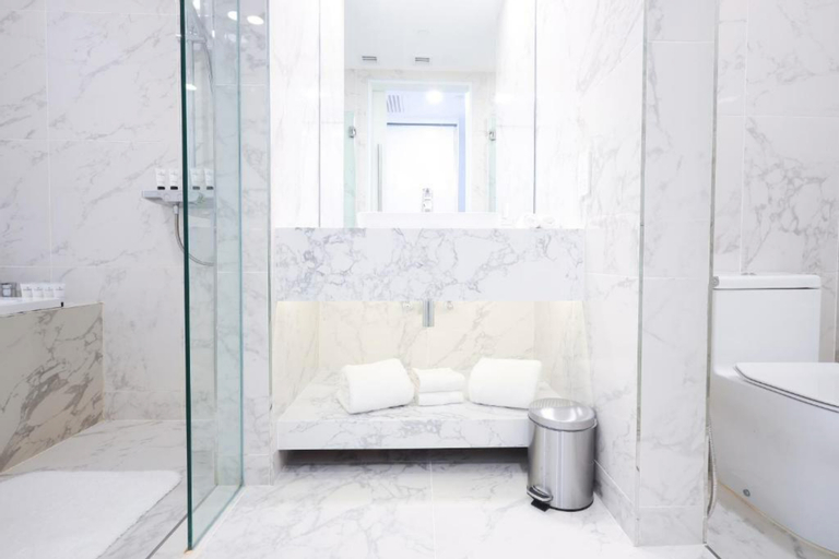 Bathroom 16