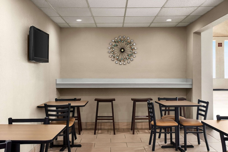 Food & Drinks, Super 8 By Wyndham Gainesville Tx, Cooke