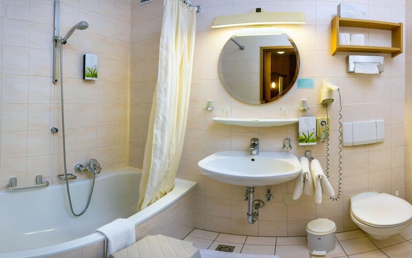 Bathroom 5, Hotel Vier Jahreszeiten Berchtesgaden, Berchtesgadener Land