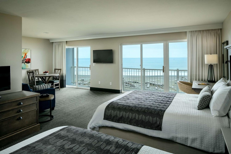 Bedroom 3, Beachfront Inn, Curry