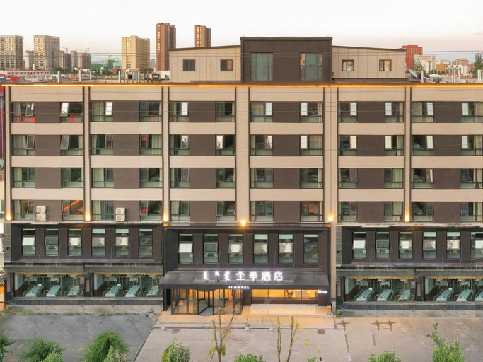 Exterior & Views