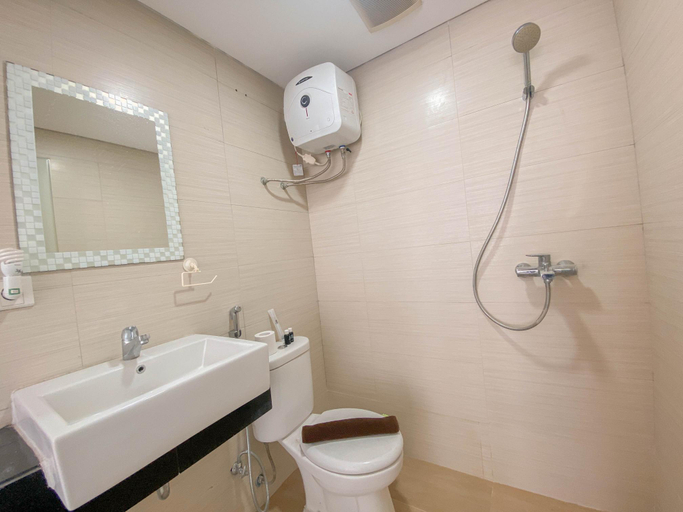 Bathroom 5, Homey Designed 3BR at Gateway Pasteur Apartment By Travelio, Bandung
