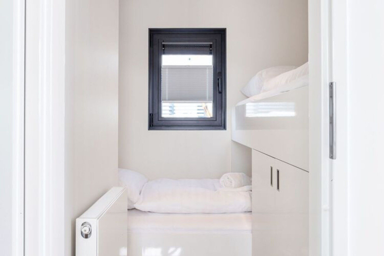 Room 2, Houseboat Sneekermeer With Garden and Views, Sneek