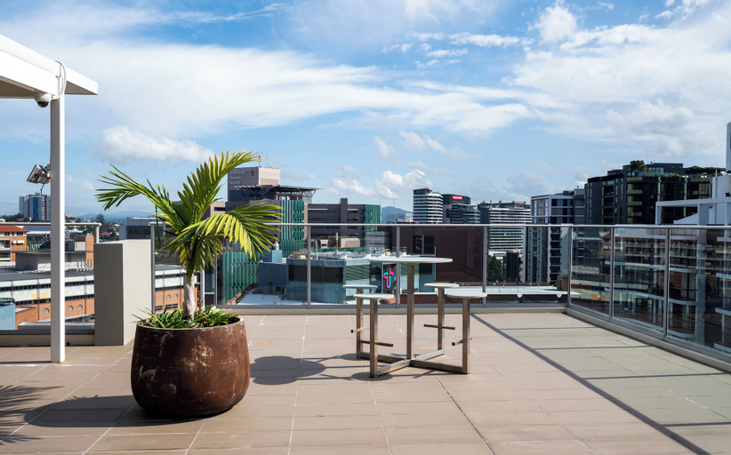 Exterior & Views 12