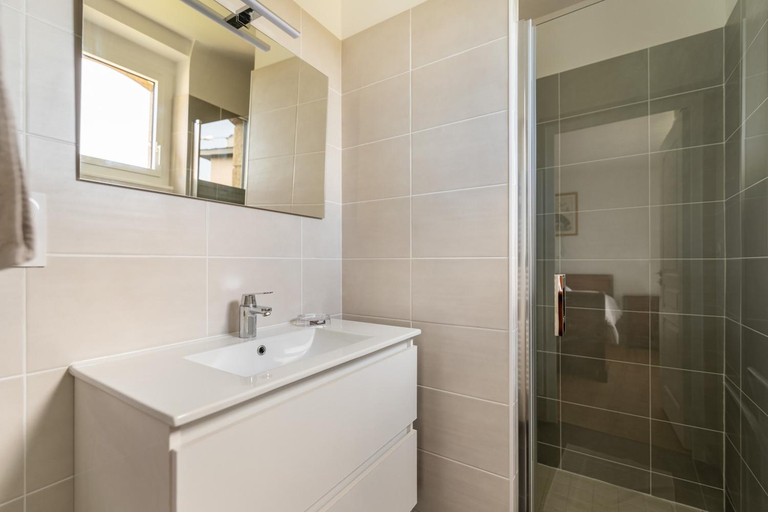 Bathroom 2, Jolie Brise, Côtes-d'Armor