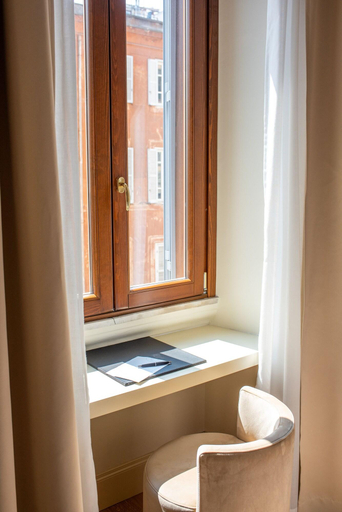 Bathroom 4, Sentho, Roma