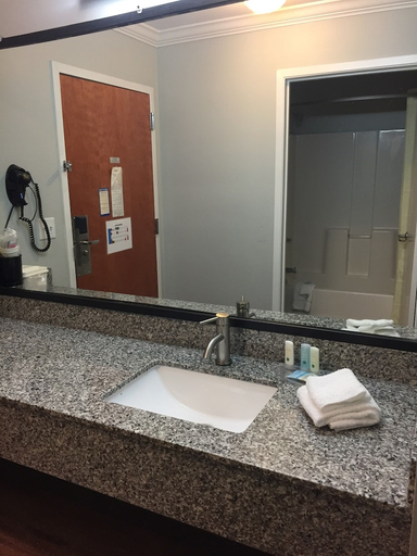 Bathroom 5, Quality Inn, Baldwin