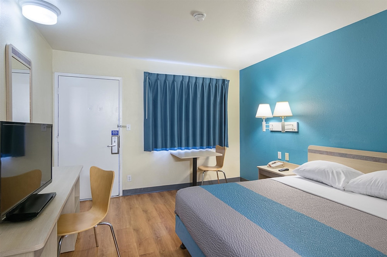 Bedroom 2, Motel 6 Fredericksburg, Stafford