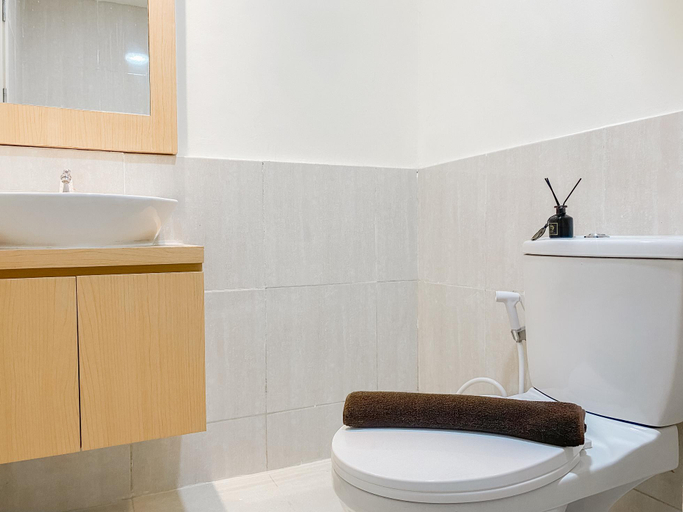 Bathroom 5, Comfort 2BR Apartment at Meikarta Cikarang By Travelio, Cikarang