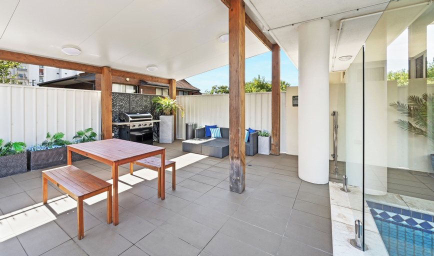 Exterior & Views 9