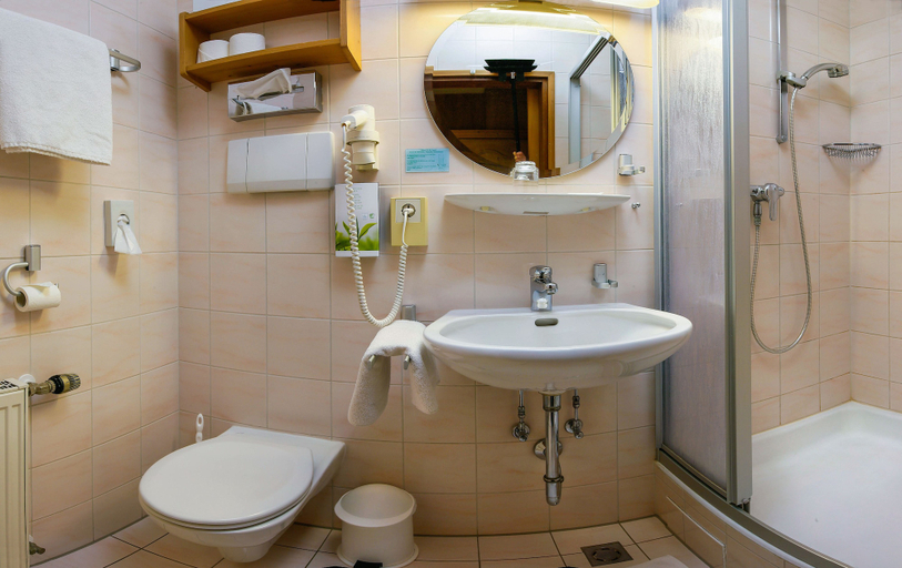 Bathroom 5, Hotel Vier Jahreszeiten Berchtesgaden, Berchtesgadener Land