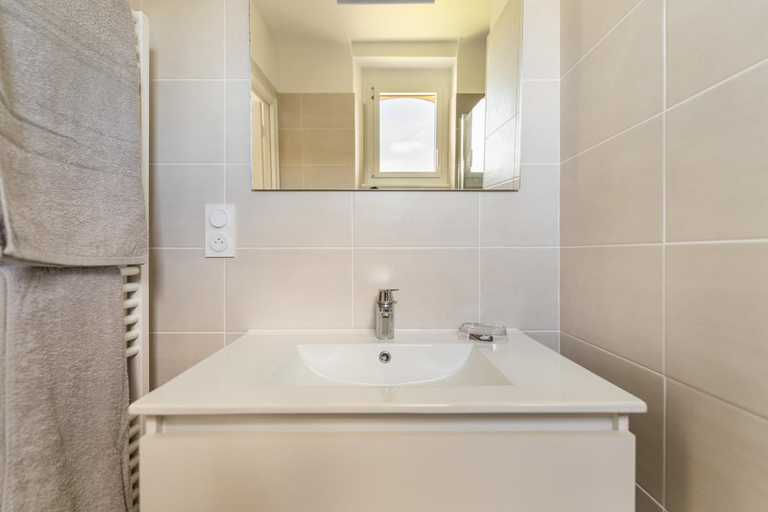 Bathroom 4, Jolie Brise, Côtes-d'Armor