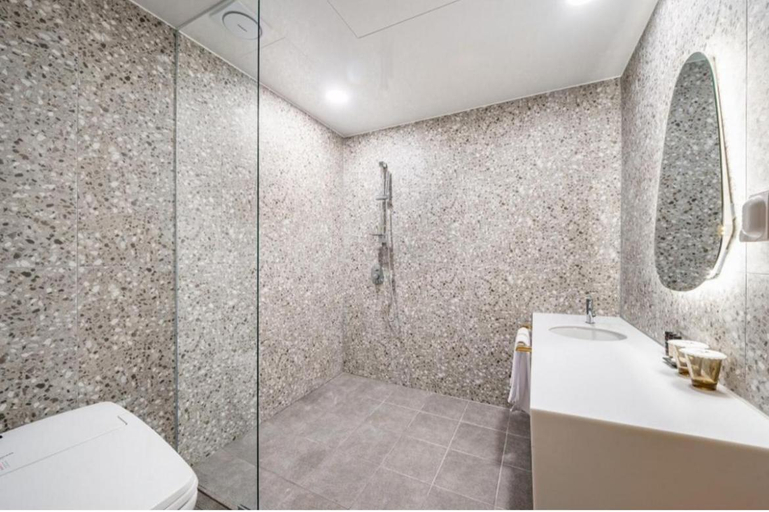 Bathroom 5, Yeonggwang Terminal Hound, Yeonggwang