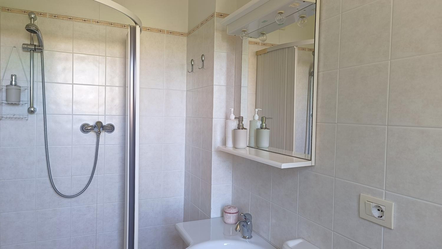 Bathroom 2, Edera Rooms, Fermo