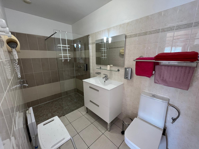 Bathroom 3, Hotel L'Hermitage, Charente-Maritime
