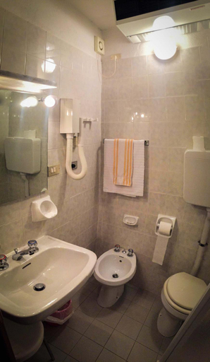 Bathroom 2, Albergo La Pace, Cuneo