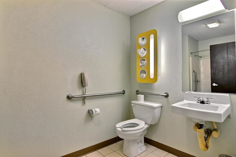 Bathroom 3, Motel6 Gilman, IL, Iroquois