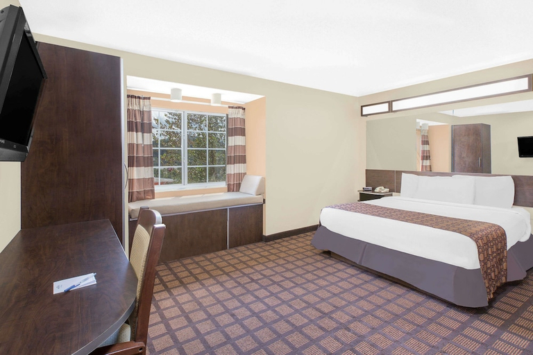 Bedroom 3, Microtel Inn by Wyndham Franklin, Macon