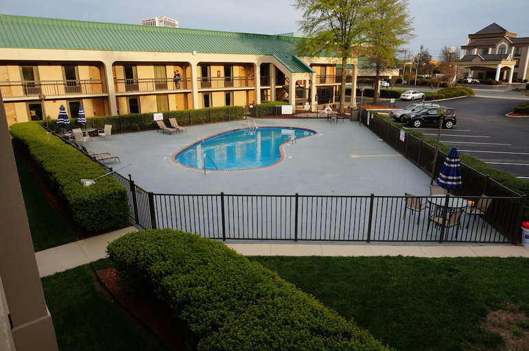 Sport & Beauty 5, Howard Johnson Greensboro Near the Coliseum, Guilford