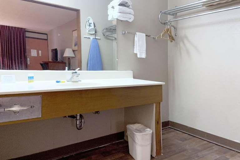 Bathroom 4, PARIS INN & SUITES, Henry