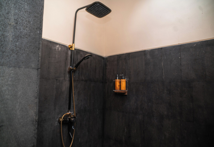 Bathroom 18